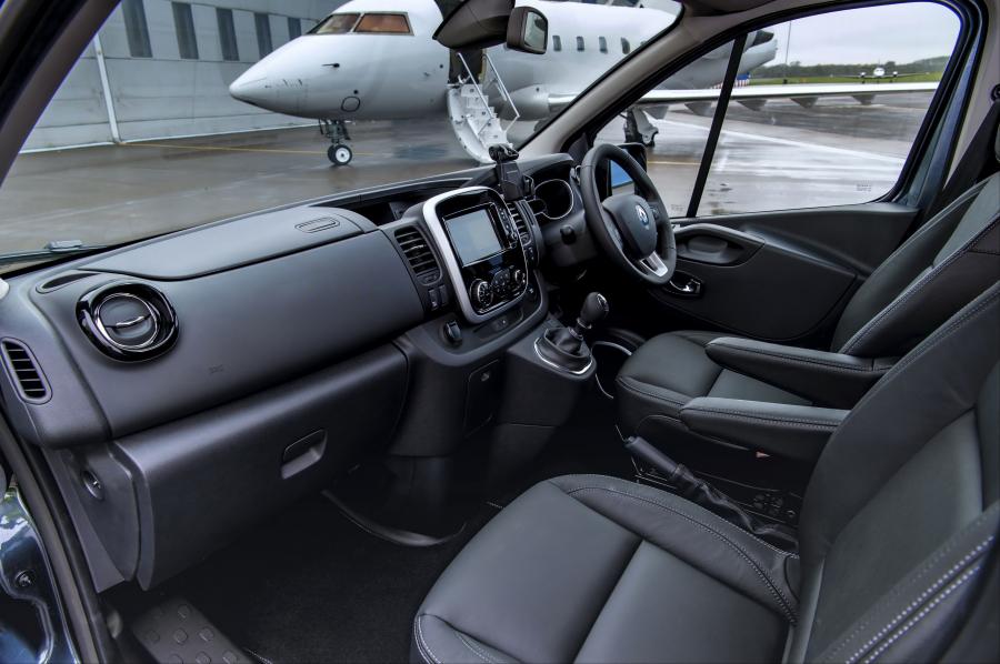 Интерьер Renault Trafic SpaceClass 2017 года  (UK) (фото 9 из 11)